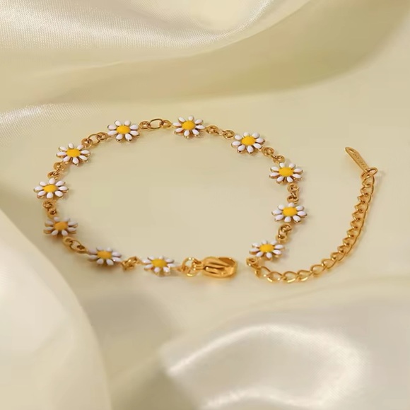 ◾️18K Gold Plated Small Daisy Bracelet - Picture 7 of 7